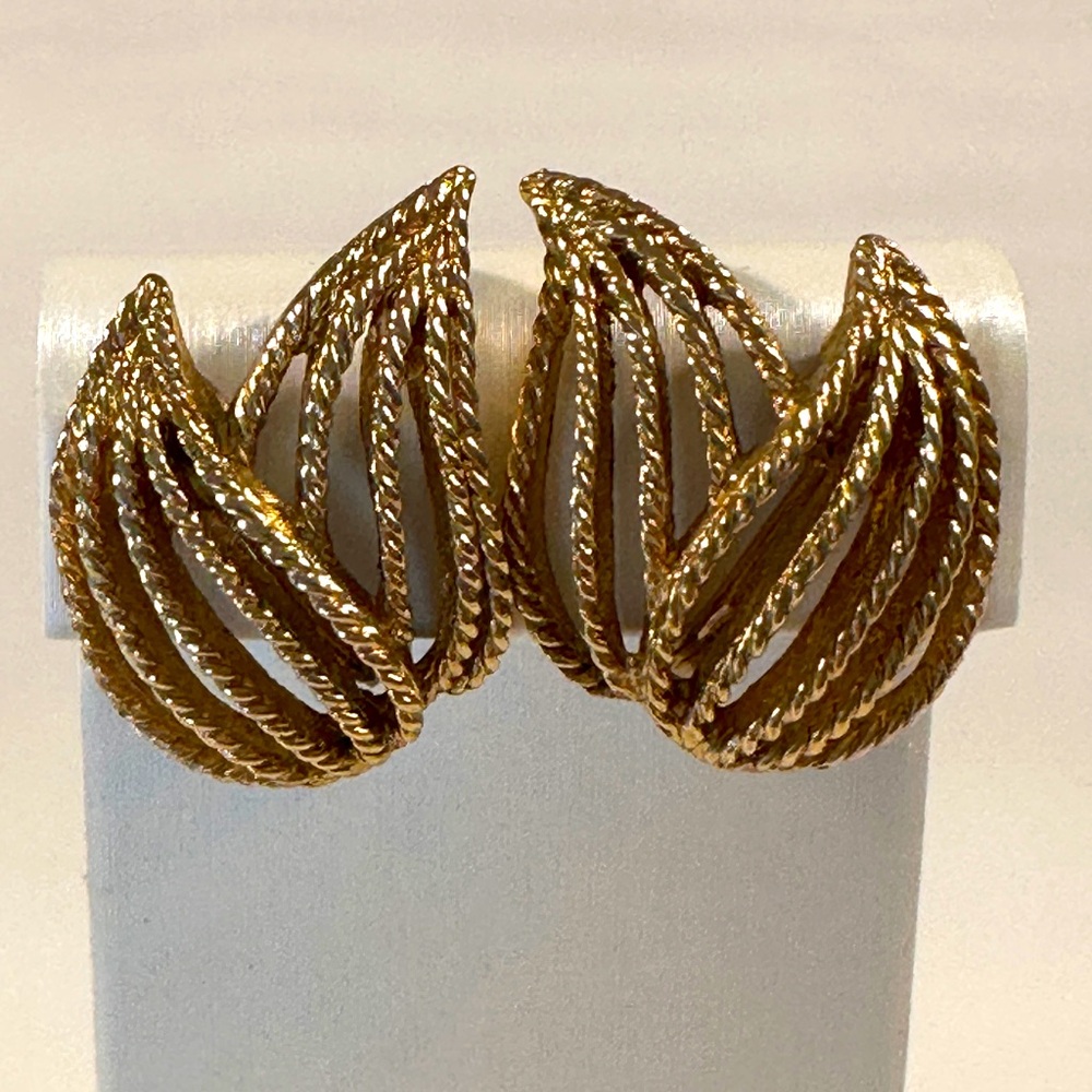 MONET PATD rare vintage double leaf clip on gold tone earrings. - Picture 2 of 5